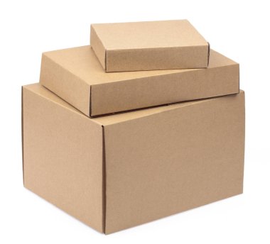 Kahverengi karton kutular beyaz arkaplan üzerine istiflenmiş