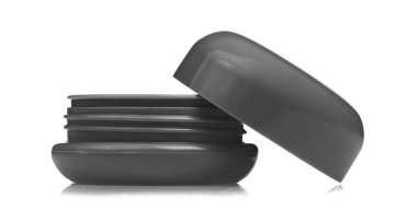 Beyaz arkaplanda dudak kremi izole edildi