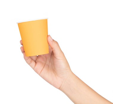 Beyaz arkaplanda el ele tutuşan kağıt bardak