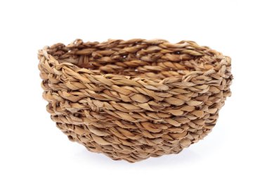 Boş hasır sepet beyaz arkaplanda izole edildi