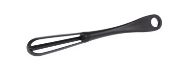 Küçük çırpma elle yumurta çırpma makinesi beyaz arka planda izole edilmiş.