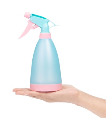 Mavi şişe sprey tabancasını tutan el. Nesne nerede izole edildi