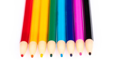 Beyaz arkaplanda izole edilmiş renkli kalemler.