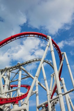 Gökyüzü arka planında hız treni