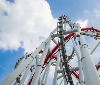 Gökyüzü arka planında hız treni