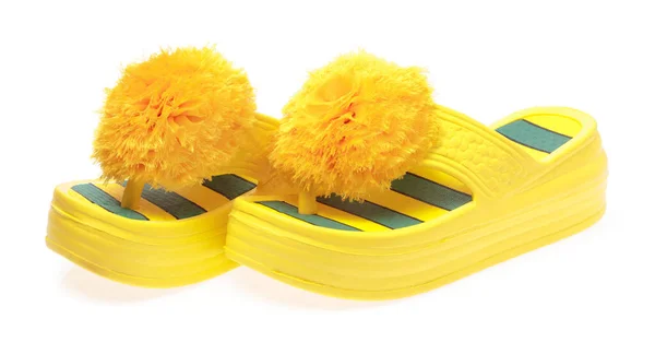 Sandales jaunes décorées par des pompons à billes isolés sur un bac blanc — Photo