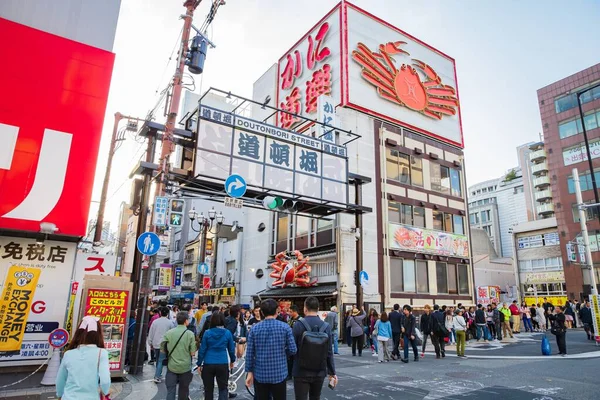 OSAKA, JAPÃO - MAIO 10 2018: O distrito de Shinsekai é rua f — Fotografia de Stock