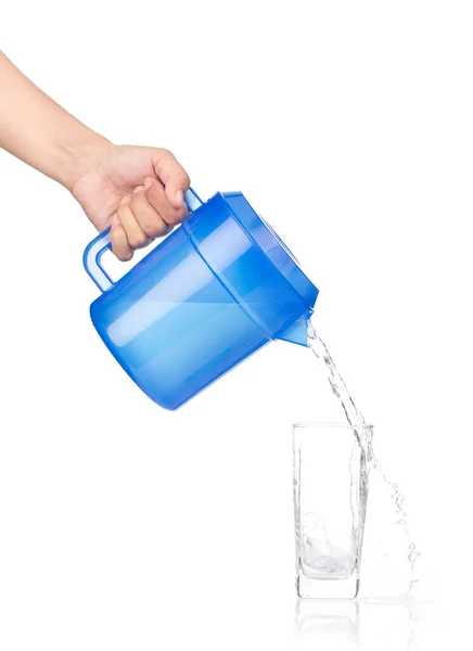 Hand gieten water uit kan geïsoleerd op witte achtergrond — Stockfoto