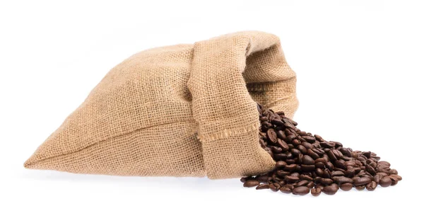 Saco de granos de café tostados aislados sobre fondo blanco — Foto de Stock