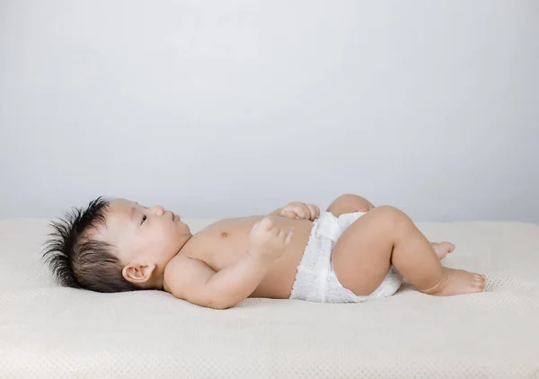 Πορτρέτο του χαριτωμένο μικρό μωρό ξαπλωμένος στο κρεβάτι — Φωτογραφία Αρχείου