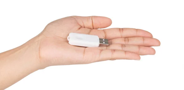 Mano sosteniendo un blanco de memoria flash USB aislado en un bac blanco —  Fotos de Stock