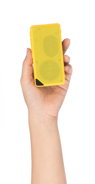 Mão segurando alto-falante Bluetooth cor amarela Isolado em um branco — Fotografia de Stock