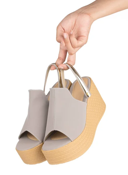 Hand houden Grijze hiel vrouwen schoenen geïsoleerd op witte achtergrond. — Stockfoto