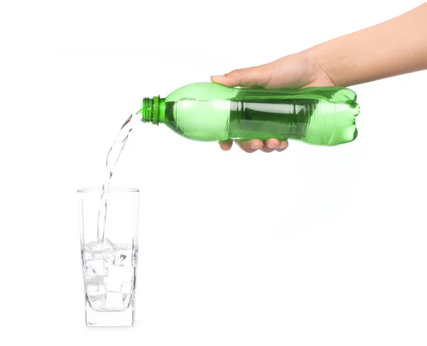 Gros plan de la main Verser une boisson gazeuse aérée dans une bouteille en verre — Photo