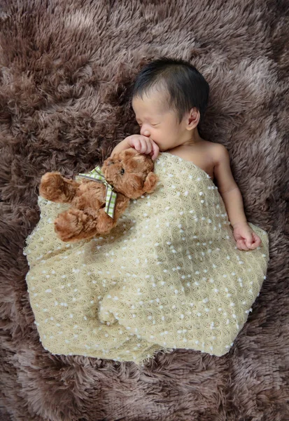 Little Baby ležící objímající plyšového medvídka. — Stock fotografie