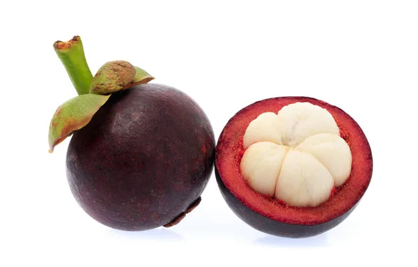 Beyaz arka planda izole edilmiş mangosteen meyvelerinin yarısı — Stok fotoğraf