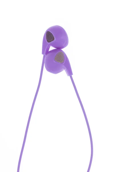 白い背景に隔離された紫色のイヤフォン — ストック写真