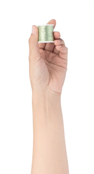 Hand houden Kleurrijke garen op buis geïsoleerd op witte achtergrond — Stockfoto