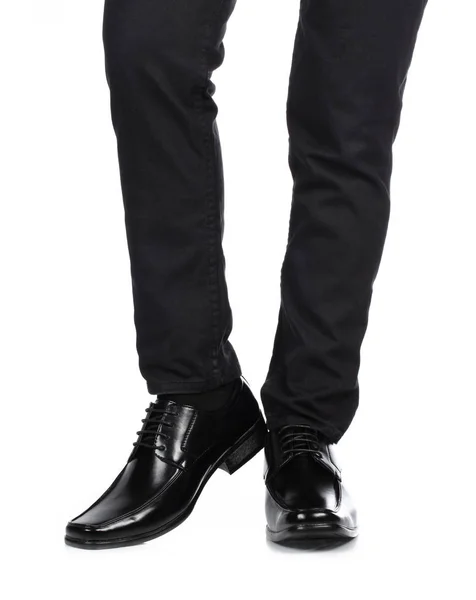 Мужские ноги в черных брюках и черные ботинки изолированы на белом Б — стоковое фото