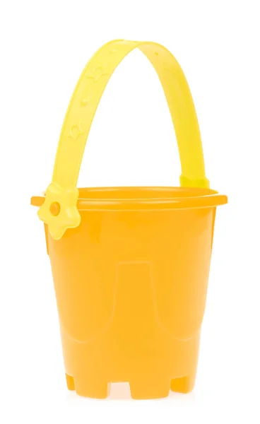 Brinquedo amarelo pequeno balde isolado no fundo branco — Fotografia de Stock