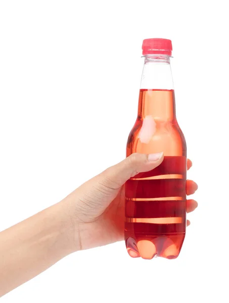Mão segurando bebidas refrescantes em garrafa de plástico isolado no whi — Fotografia de Stock