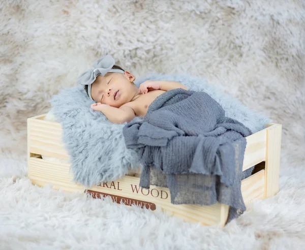 Retrato de bebê bonito deitado dormindo em caixa de madeira . — Fotografia de Stock