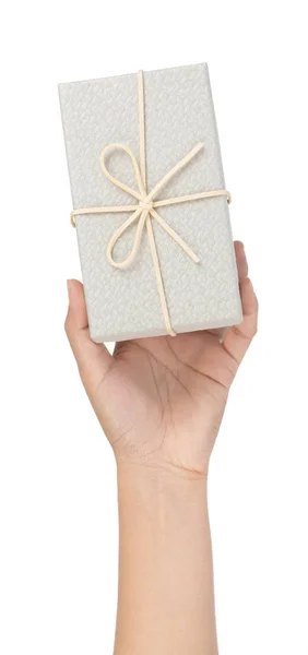 Mano sosteniendo hermosa caja de regalo aislada sobre fondo blanco — Foto de Stock