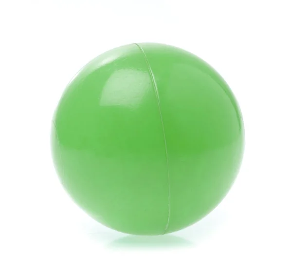 Plastikball-Spielzeug isoliert auf weißem Hintergrund — Stockfoto