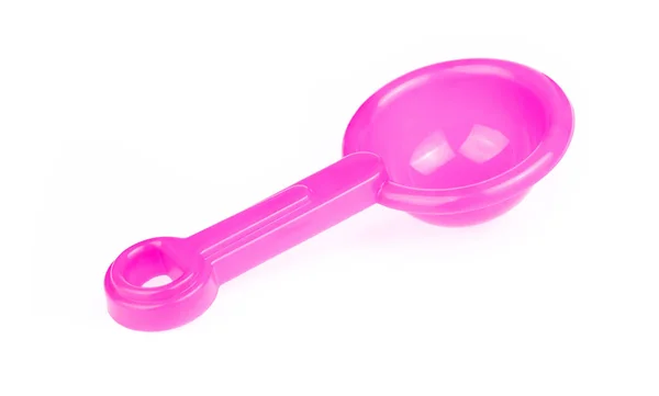 Mão segurando Toy plástico rosa de pá isolado em uma parte traseira branca — Fotografia de Stock
