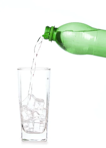 Pouring aerated soft drink Into Bottle Glass — Stockfoto