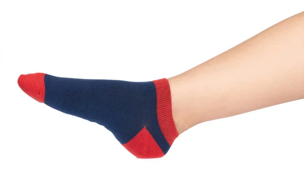Frau trägt blaue Socken, die Füße isoliert auf weißem Rücken — Stockfoto