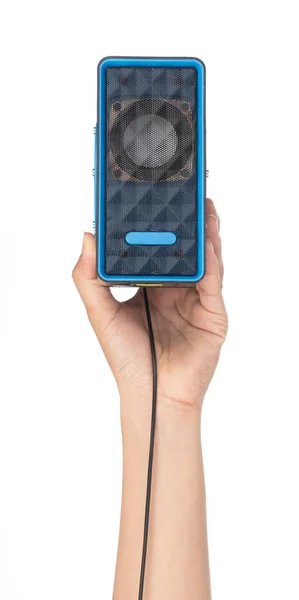 Tangan memegang Blue Small speaker terisolasi pada latar belakang putih — Stok Foto