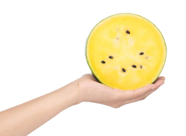 Hand hält gelbe Wassermelonenscheibe isoliert auf weißem Hintergrund — Stockfoto