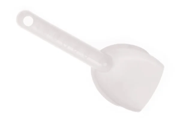 Маленькая пластиковая игрушечная лопата на белом фоне. — стоковое фото