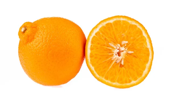 Rebanada de naranja aislada sobre fondo blanco — Foto de Stock