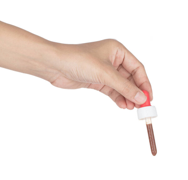 рука держа медицины капельницы изолированы на белом фоне