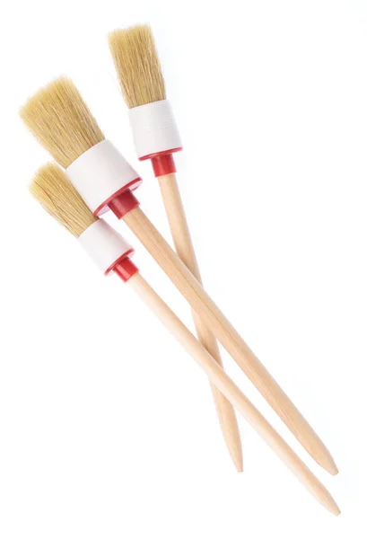 Paintbrushes de madeira manipulados isolados em um fundo branco — Fotografia de Stock