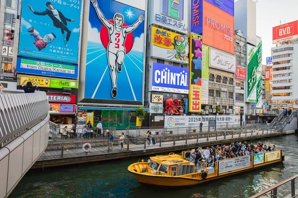 OSAKA, JAPAN - May 10, 2018: Tourist boat on the canal to see fa — Stockfoto