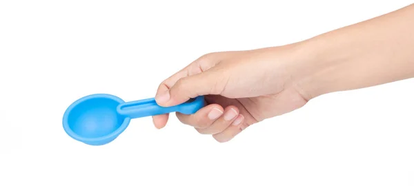 Mână care deține lopată mică de jucărie din plastic izolată pe un backgr alb — Fotografie, imagine de stoc
