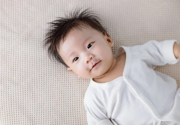 Ritratto del piccolo bambino carino sdraiato sul letto — Foto Stock