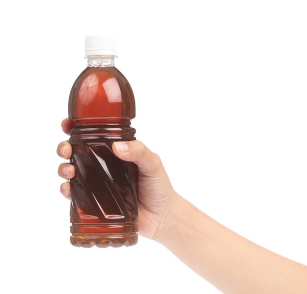 Main tenant le jus de roselle traditionnel dans un isolat de bouteille en plastique — Photo