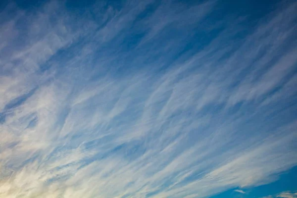 Céu azul e laranja luz do sol através das nuvens e do — Fotografia de Stock