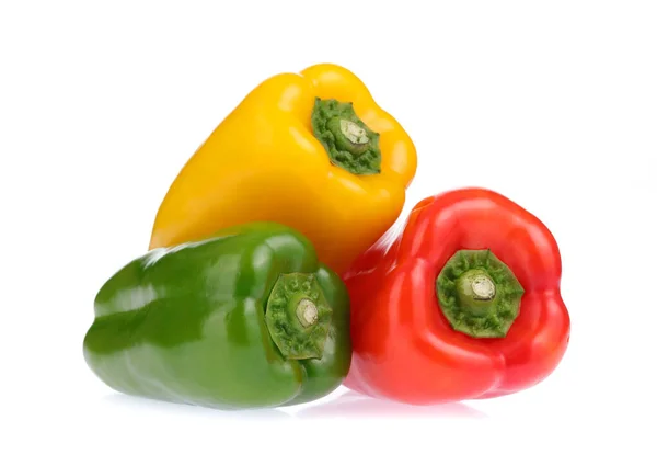 Tři papriky izolované na bílém pozadí — Stock fotografie