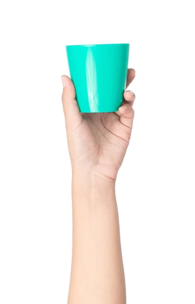 Ręka trzymając zielone plastikowe szkło izolowane na białym tle — Zdjęcie stockowe