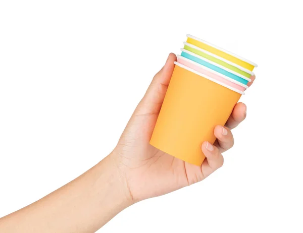 Mão segurando colorido de copos de papel isolados no fundo branco — Fotografia de Stock