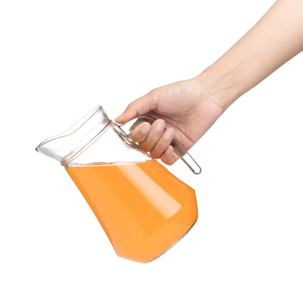 Mano sosteniendo zumo de fruta de melocotón en jarra de vidrio aislado en un blanco — Foto de Stock