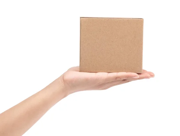 Main tenant paquet boîte en papier brun isolé sur fond blanc — Photo