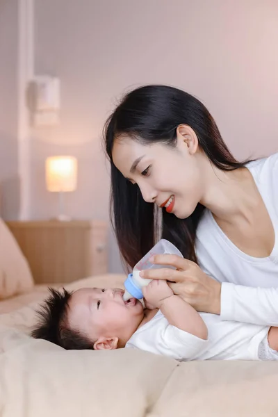 Mother feeding baby with milk bottle — Stock Photo, Image