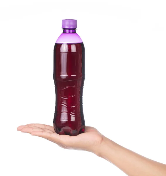 Main tenant Rafraîchissant soda raisin boissons gazeuses en bouteille isoler — Photo