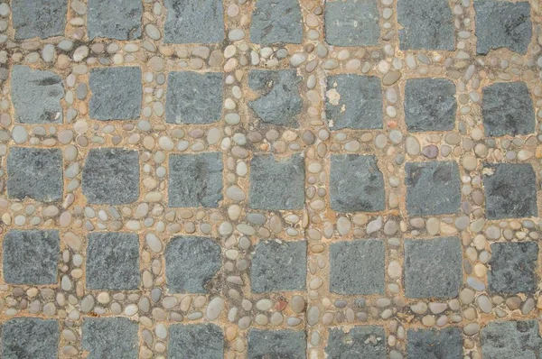Négyzet alakú gránit kis kavicsos kövekkel a járdán — Stock Fotó